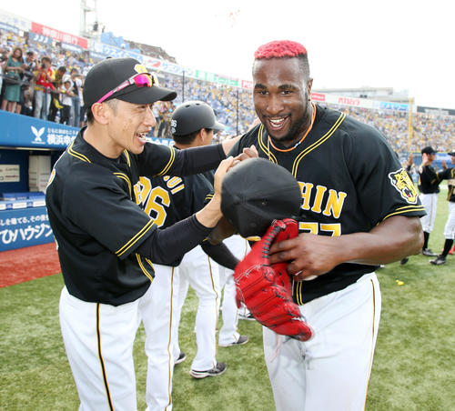 DeNA対阪神　移籍後初勝利を完封で飾ったガルシア（右）は矢野監督と笑顔でタッチ（撮影・加藤哉）