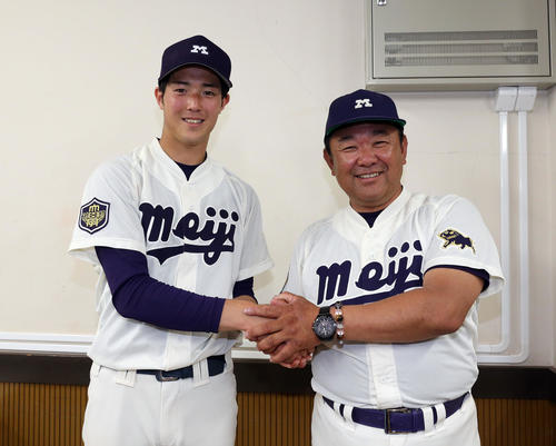 5季ぶりの優勝を喜び、固く握手する明大の森下（左）と善波監督（撮影・大野祥一）