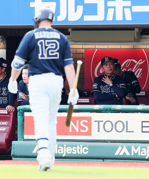 楽天対オリックス　9回表オリックス1死、マレーロ（左）が三振に倒れ渋い表情を見せる西村監督（撮影・足立雅史）