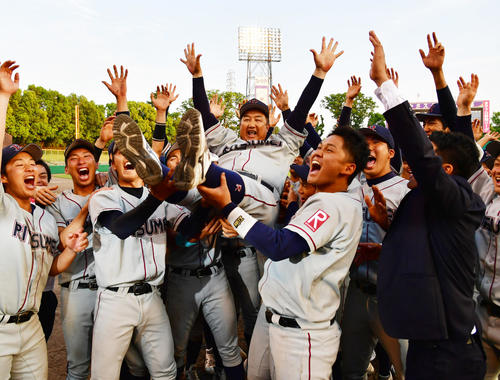 関西学生野球　同大対立命大　リーグ優勝を決めナインから胴上げされる立命大の後藤昇監督（撮影・清水貴仁）