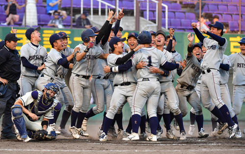 関西学生野球　同大対立命大　12回裏立命大1死満塁、代打大杉直輝のサヨナラ押し出しで三塁走者大本拓海が生還しリーグ優勝に歓喜の立命大ナイン（撮影・清水貴仁）