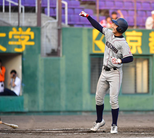 関西学生野球　同大対立命大　12回裏立命大1死満塁、リーグ優勝を決めるサヨナラ押し出しを選び歓喜の代打大杉直輝（撮影・清水貴仁）