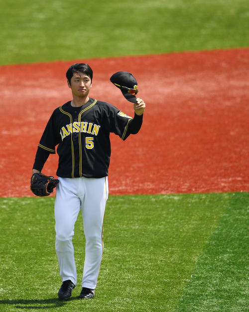 DeNA対阪神　1回表を終えファンの声援に応える阪神近本（撮影・横山健太）