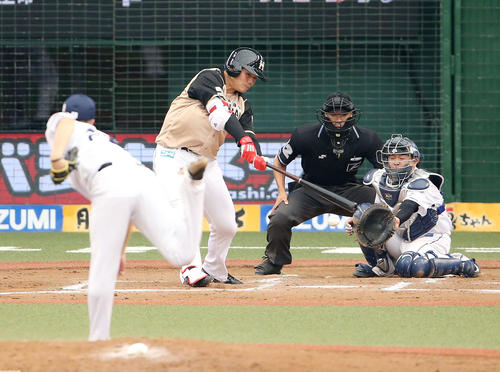 西武対日本ハム　7回表日本ハム2死一、三塁、中前に同点適時打を放つ清宮。投手平井（撮影・河野匠）