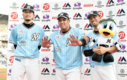 ロッテ対ソフトバンク　ヒーローインタビューで相撲のポーズをするロッテ井上（中央）。左は石川。右は清田（撮影・滝沢徹郎）　