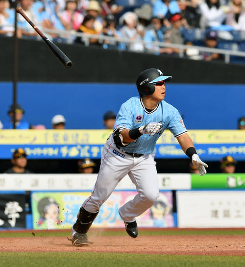 ロッテ対ソフトバンク　5回裏ロッテ1死、菅野は右越えソロ本塁打を放つ（撮影・滝沢徹郎）　