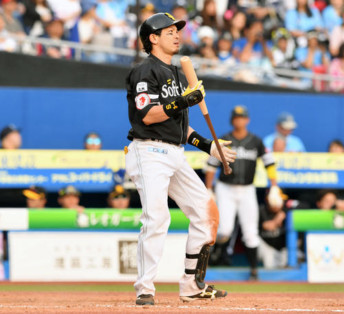 ロッテ対ソフトバンク　9回表ソフトバンク無死、空振り三振に倒れた松田宣（撮影・滝沢徹郎）　