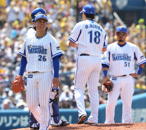 DeNA対阪神　2回途中で降板し悔しげな浜口（左）（撮影・井上学）