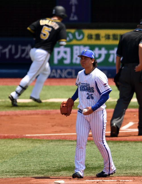 DeNA対阪神　1回表阪神無死、近本光司に右越え本塁打を浴び肩を落とす浜口（撮影・横山健太）