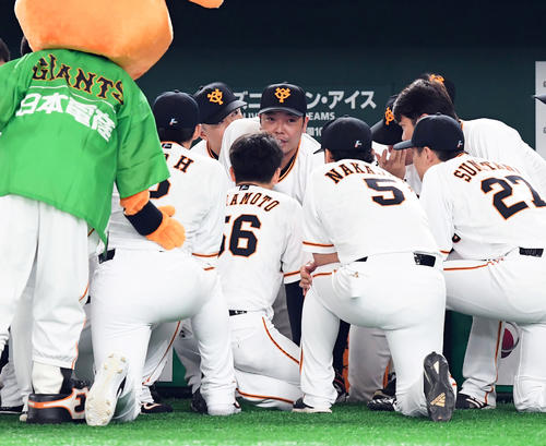 円陣で声を出す阿部（撮影・たえ見朱実）