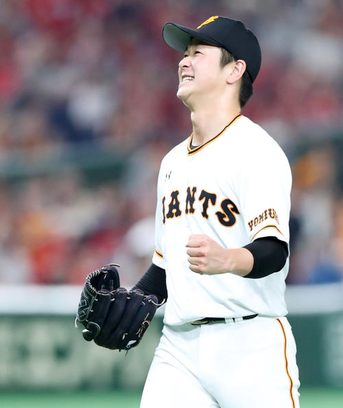 9回表巨人2死一、三塁、田中広を遊ゴロに仕留め無失点に抑えた中川は渾身のガッツポーズ（撮影・垰建太）