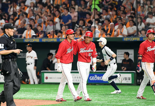 巨人対広島　7回表、同点の2点適時打を放った代打長野は西川と笑顔を見せる（撮影・たえ見朱実）