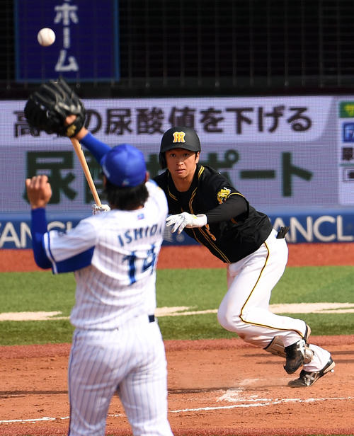 DeNA対阪神　8回表阪神2死、中前打を放つ近本（撮影・横山健太）