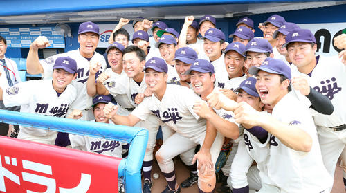 明大対法大　5季ぶりの優勝を決めて、喜ぶ明大ナイン（撮影・大野祥一）