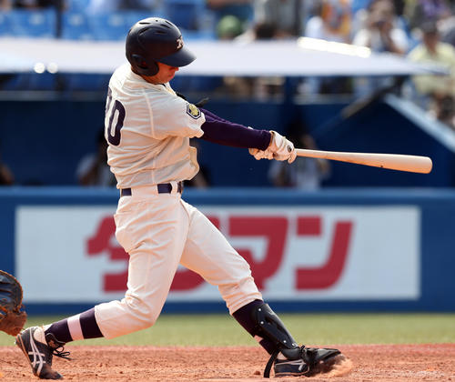 明大対法大　5回表明大1死一、二塁、中前適時打を放つ北本（撮影・大野祥一）