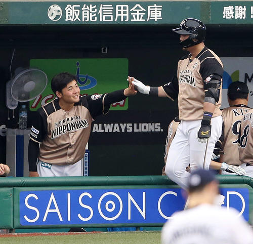 西武対日本ハム　5回表日本ハム2死、中越え本塁打を放ち生還した中田（右）を笑顔で迎える清宮（撮影・河野匠）