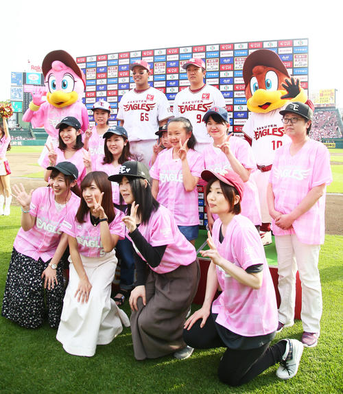 楽天対オリックス　女性ファンに囲まれお立ち台で記念撮影する楽天の堀内（左）と石橋（撮影・足立雅史）