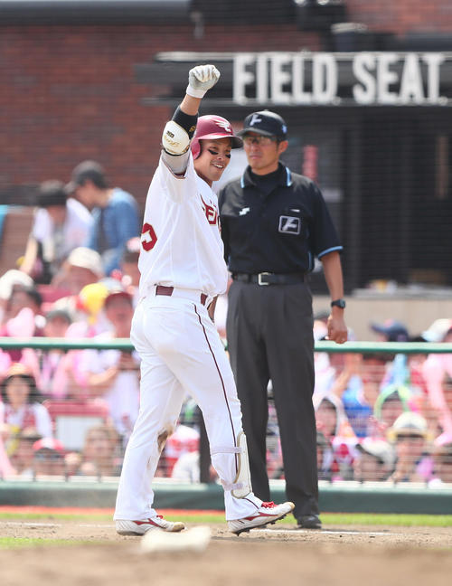 楽天対オリックス　2回裏楽天2死満塁、堀内は中前2点適時打を放ちガッツポーズ（撮影・足立雅史）