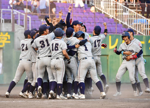 12回裏立命大1死満塁、代打大杉のサヨナラ押し出しで三走大本（1）が生還しリーグ優勝に歓喜の立命大ナイン（撮影・清水貴仁）