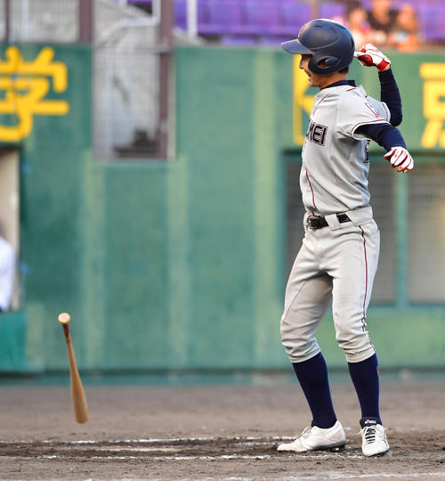 12回裏立命大1死満塁、リーグ優勝を決めるサヨナラ押し出しを選び歓喜の代打大杉（撮影・清水貴仁）