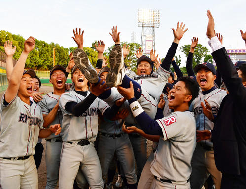 リーグ優勝を決めナインから胴上げされる立命大の後藤監督（撮影・清水貴仁）