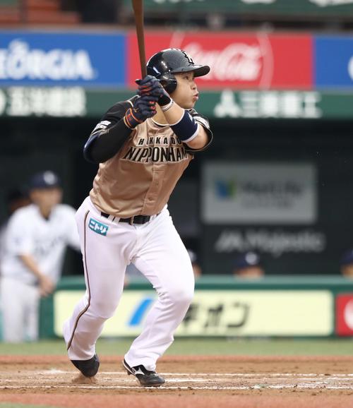 西武対日本ハム　8回表日本ハム2死三塁、右越え適時二塁打を放つ近藤（撮影・黒川智章）