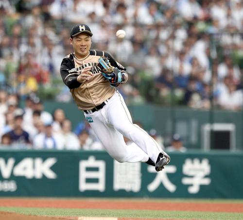 西武対日本ハム　3回裏西武2死三塁、源田の三ゴロを一塁に悪送球する近藤（撮影・黒川智章）