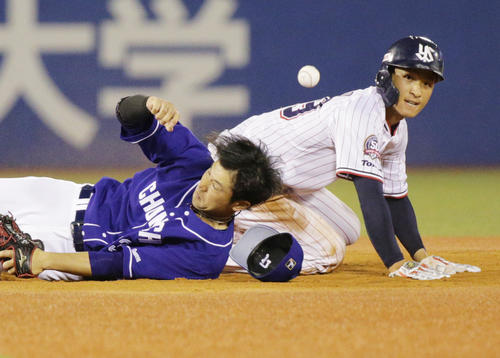 ヤクルト対中日　6回裏ヤクルト1死、坂口の打球で一塁走者宮本と野手堂上が接触（撮影・中島郁夫）
