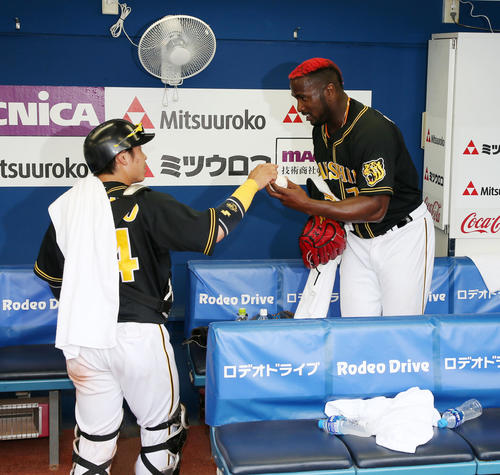 移籍後初勝利を完投完封で飾ったガルシアは梅野（左）からウイニングボールを手渡される（撮影・加藤哉）