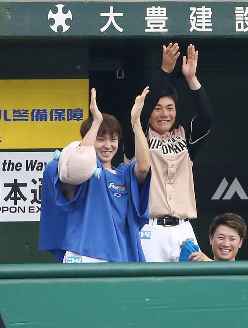 西武対日本ハム　8回表日本ハム2死三塁、近藤健介が勝ち越しの適時二塁打を放ち、ベンチで喜ぶ上沢（左）と清宮（撮影・河野匠）