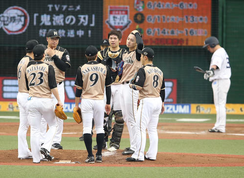 西武対日本ハム　3回裏西武2死一塁、山川（後方）の打席を前に、マウンド上で髪をかき上げる上沢（前方右から2人目）（撮影・河野匠）