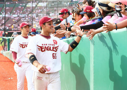 楽天対オリックス　勝利しファンとタッチを交わす楽天の堀内（右）と石橋（撮影・足立雅史）
