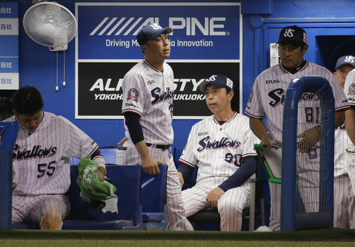 ヤクルト対中日　2点を追う9回裏、疲労の色が隠せないヤクルトベンチ。左から村上、宮本コーチ、小川監督、石井コーチ（撮影・中島郁夫）