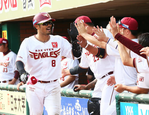 楽天対オリックス　7回裏楽天無死、今江は左越え本塁打を放ちナインとタッチを交わす（撮影・足立雅史）