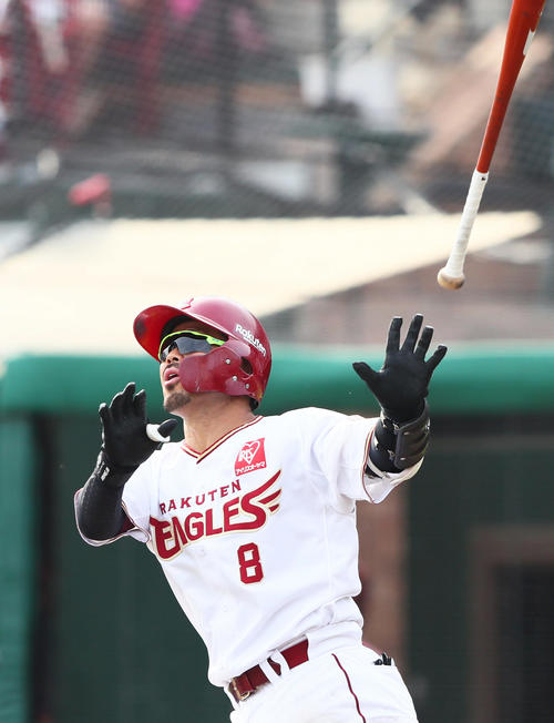 楽天対オリックス　7回裏楽天無死、今江は左越え本塁打を放つ（撮影・足立雅史）