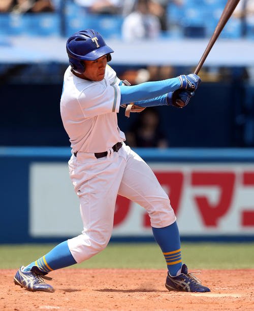 立大対東大　4回裏東大2死二塁、適時打を放つ岡（撮影・大野祥一）