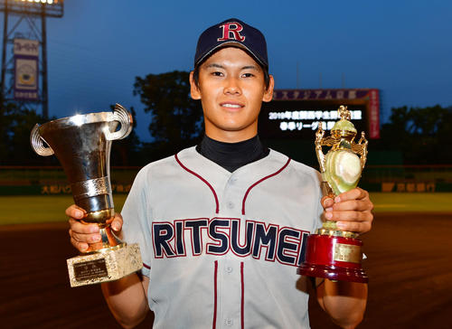 関西学生野球　同大対立命大　最優秀選手賞に輝く立命大の坂本裕哉投手（撮影・清水貴仁）