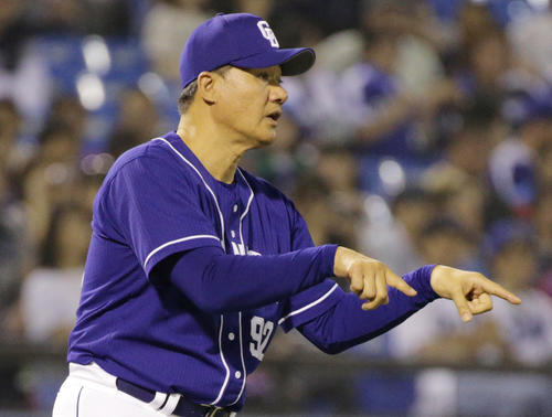 ヤクルト対中日　リプレー検証を要求する中日与田剛監督（撮影・中島郁夫）