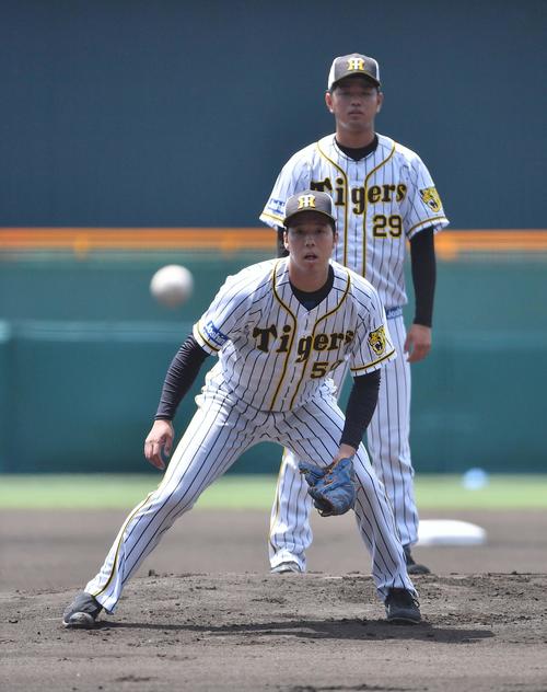 投内連係プレーの練習で調整する青柳晃洋（左）と高橋遥人（撮影・上田博志）