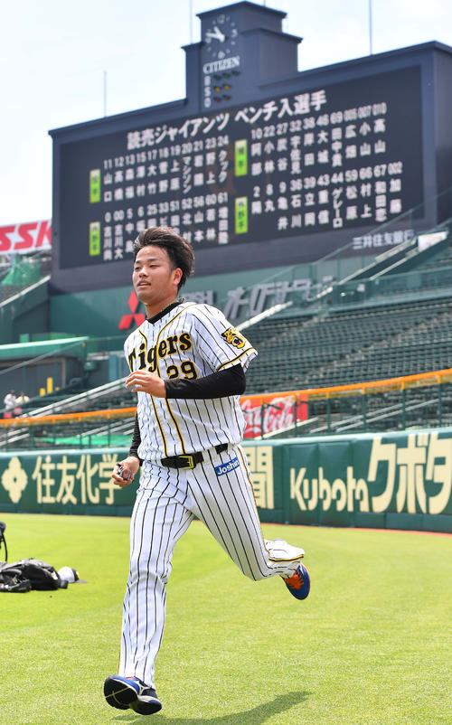ランニングをして汗を流す高橋遥人（撮影・上田博志）