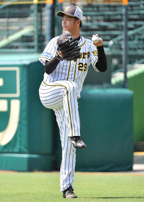 キャッチボールをして汗を流す高橋遥人（撮影・上田博志）