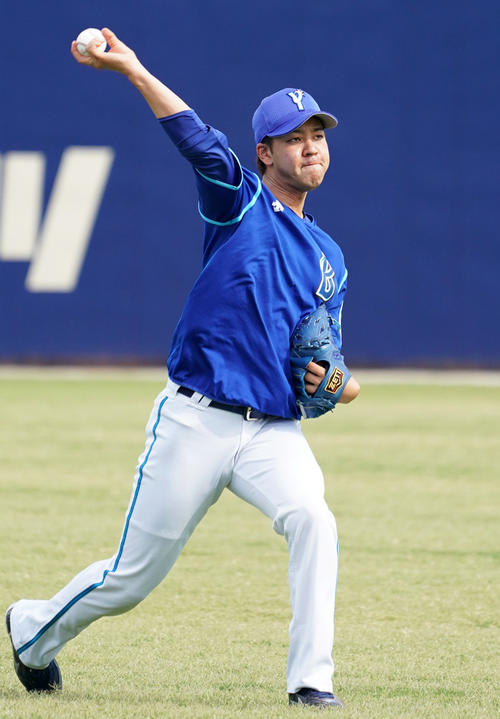 キャッチボールをする平良拳太郎（撮影・森本幸一）