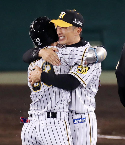 23日、サヨナラ打を放った糸原（左）と抱き合って喜ぶ矢野監督（撮影・前田充）