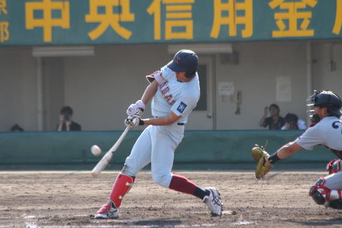 右翼への大飛球を放つ近大・佐藤（撮影・柏原誠）