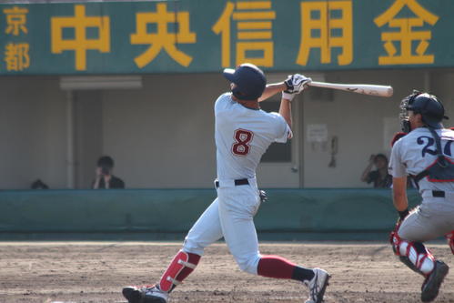 右翼への大飛球を放つ近大・佐藤（撮影・柏原誠）