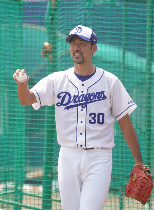 ナゴヤ球場のブルペンで投球練習をする阿知羅拓馬（撮影・森本幸一）