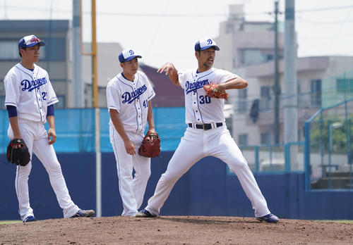 ノックを受ける阿知羅拓馬（右）左は大野雄大、中央は勝野昌慶（撮影・森本幸一）