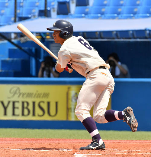 法大対明大　1回裏明大無死、添田は左前安打を放つ（撮影・柴田隆二）