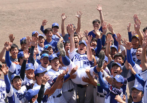 旭川大対東農大北海道　監督就任後初のリーグ制覇を決め、選手たちに胴上げされる東農大北海道・三垣監督（撮影・浅水友輝）