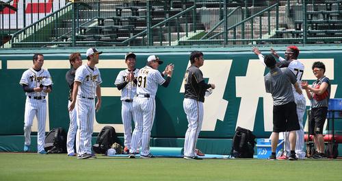 移籍後、初勝利を上げたオネルキ・ガルシア（右から2人目）を拍手で出迎える投手陣（撮影・上田博志）